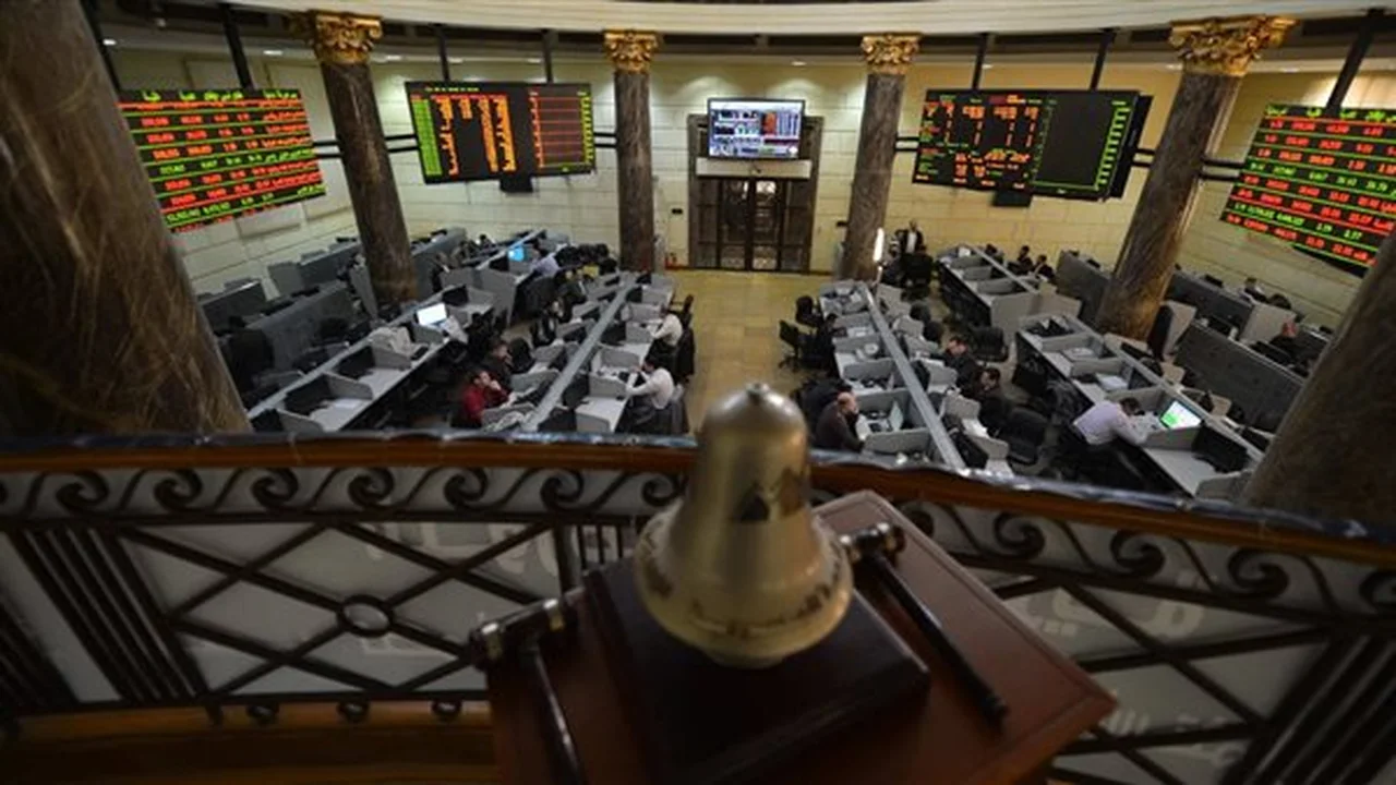 البورصة تبدأ الأسبوع بتداولات قيمتها 18.5 مليار جنيه وسط تراجع حجم التعاملات